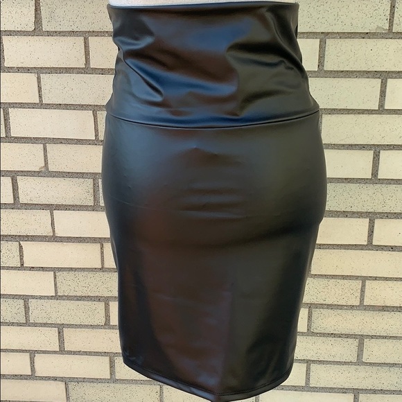 ❌DONATED❌Cherish Black High Waist Faux Leather Lined Pull On Skirt - Picture 4 of 7
